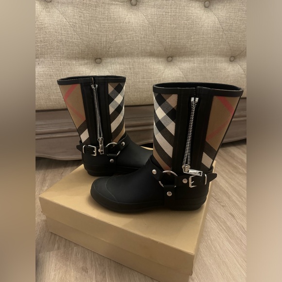 100% authentic Burberry biker rain boot - Picture 5 of 12